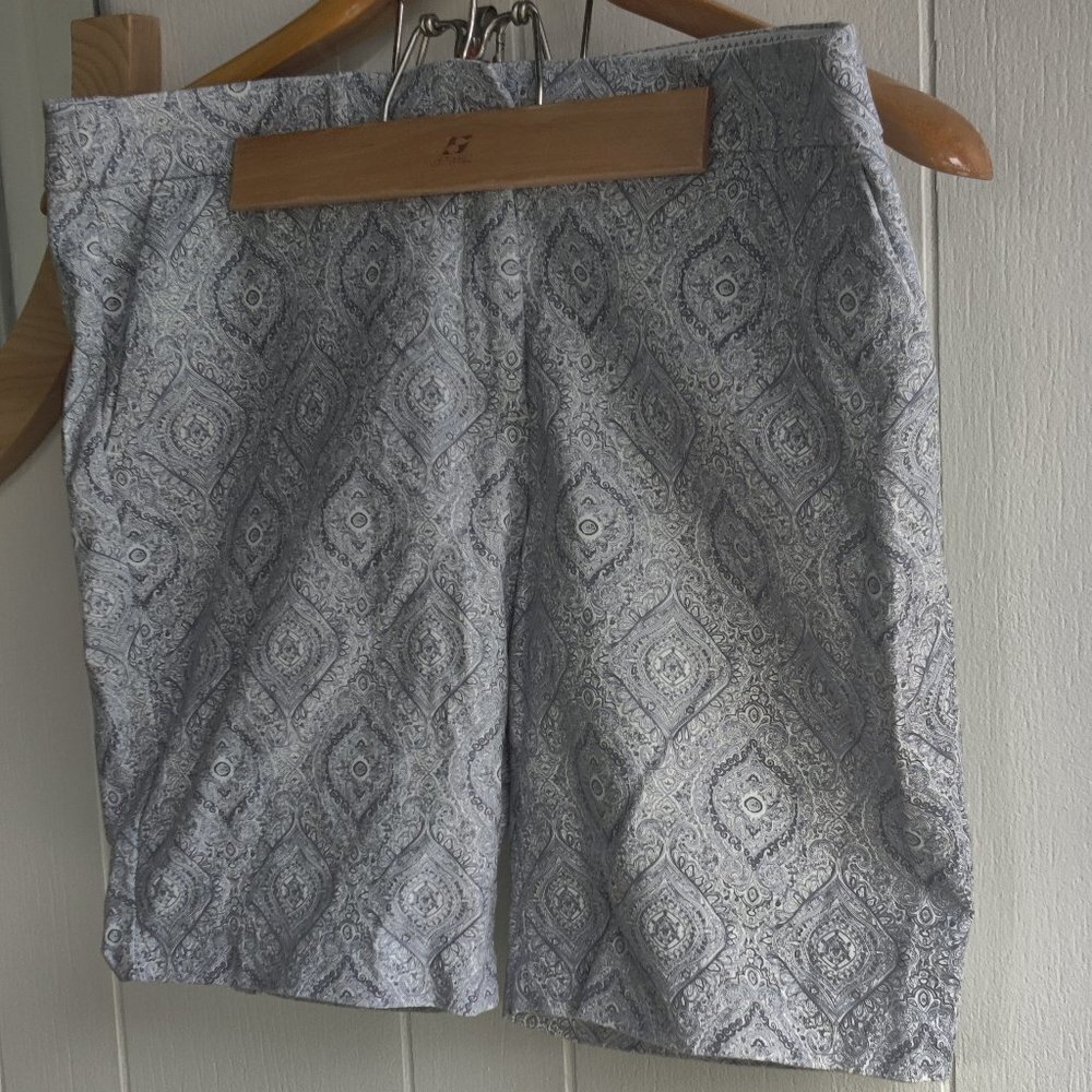 Kenar Shorts tailored, sidepockets in front & sewn in back. Zip and hook, Sz 12
